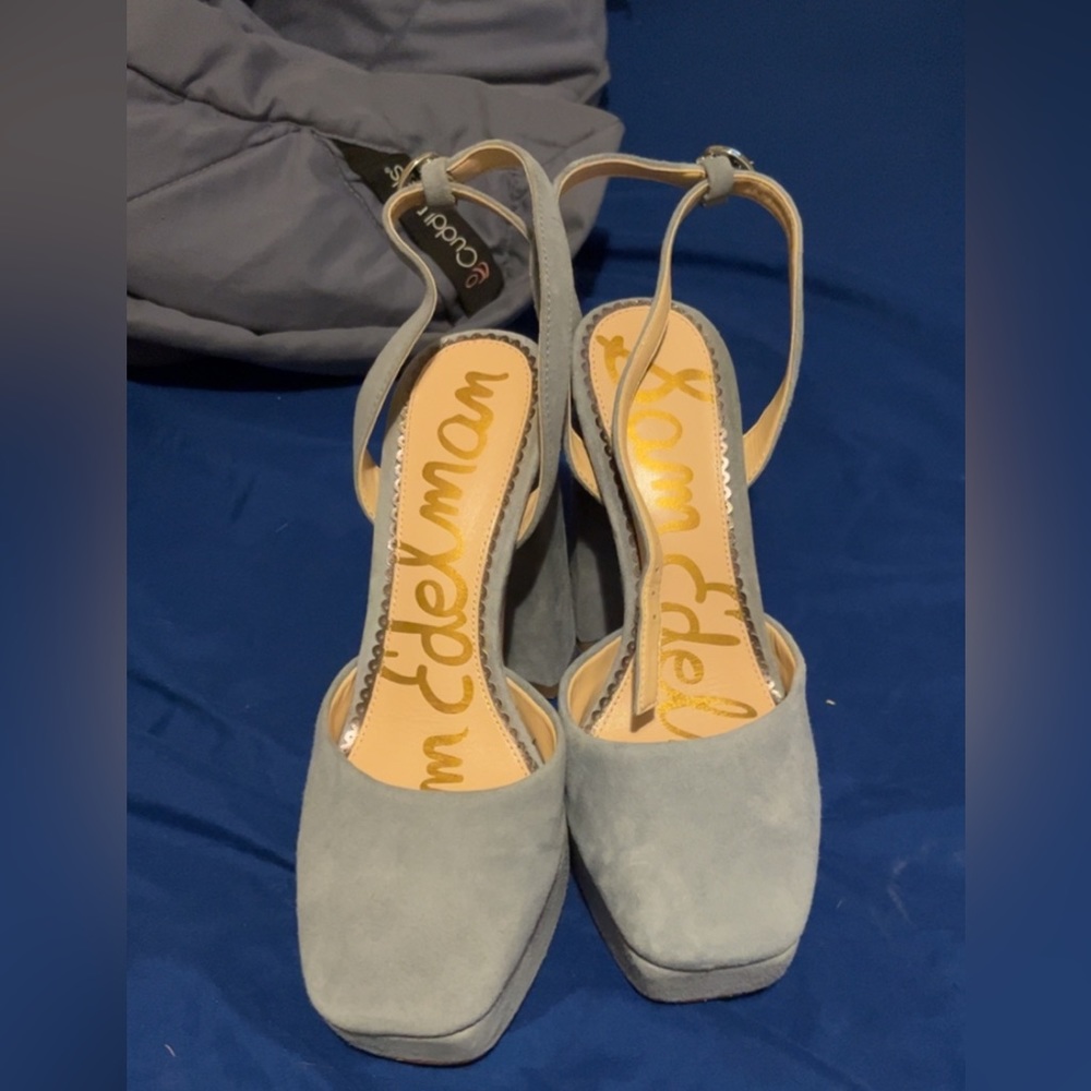 Women’s size 7. Only worn 2 or 3 times.